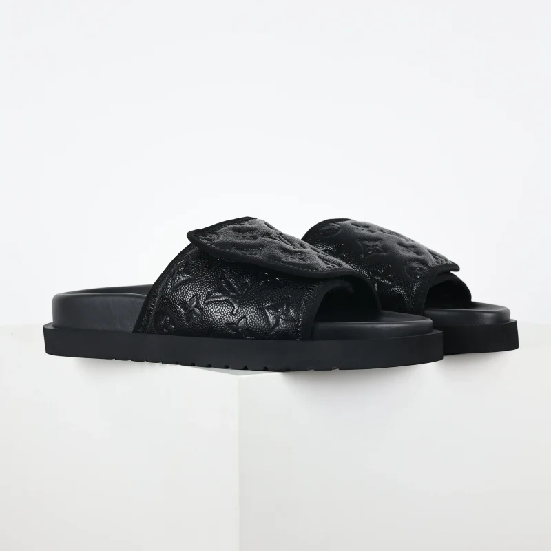 Round toe shiny leather flip flops