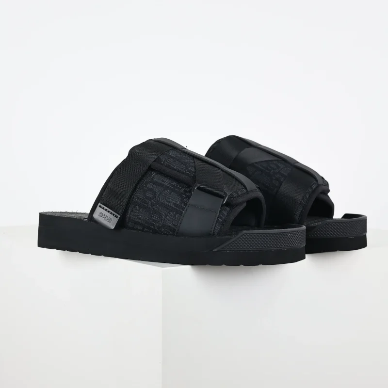 Closed-toe slippers in all black
