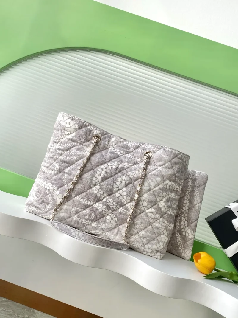Beach bag in gray and white