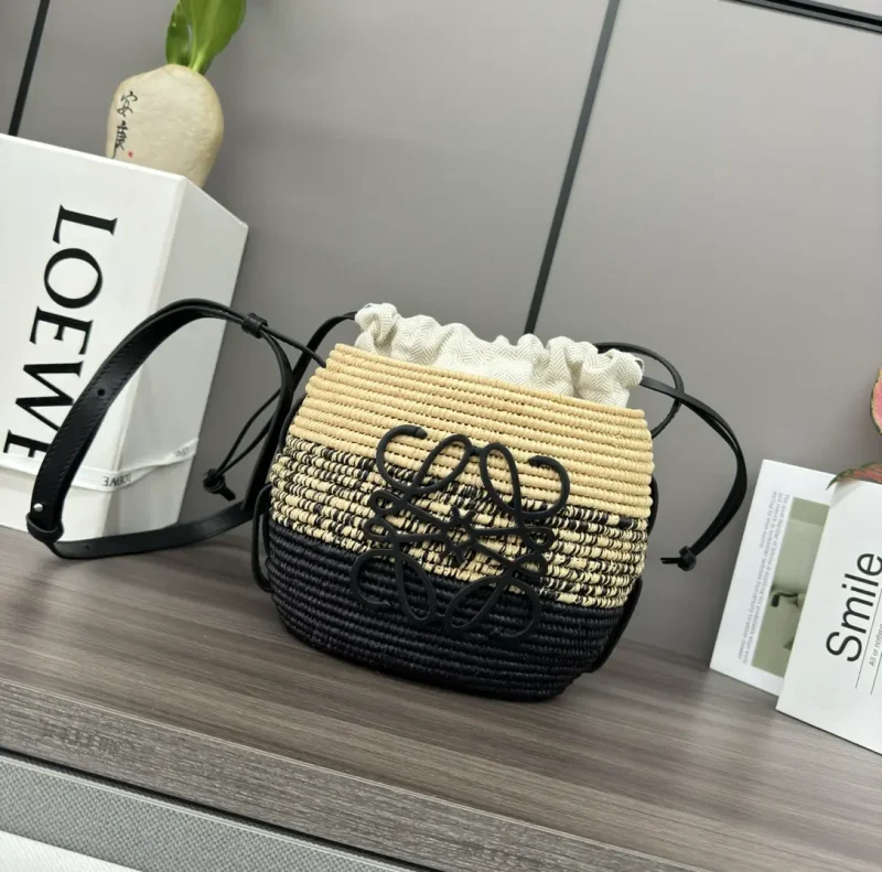 Honeycomb basket handbag made of raffia and cow leather