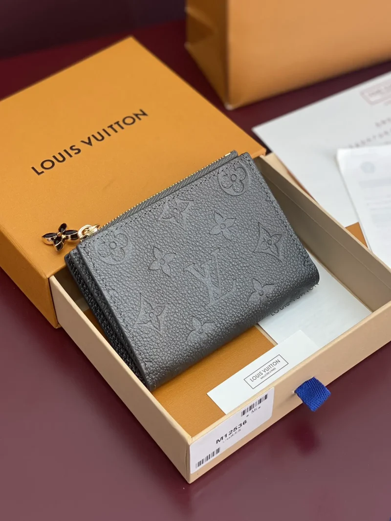 Lisa Wallet 9 x 11.5 x 1.5 cm (length x height x width)