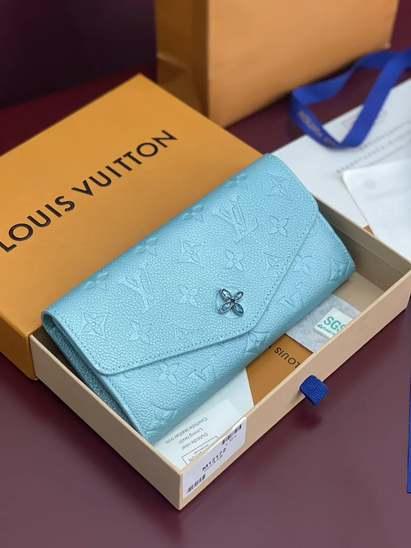 Wallet Pearlescent Blue 19 x 10.5 x 2 cm (length x height x width)