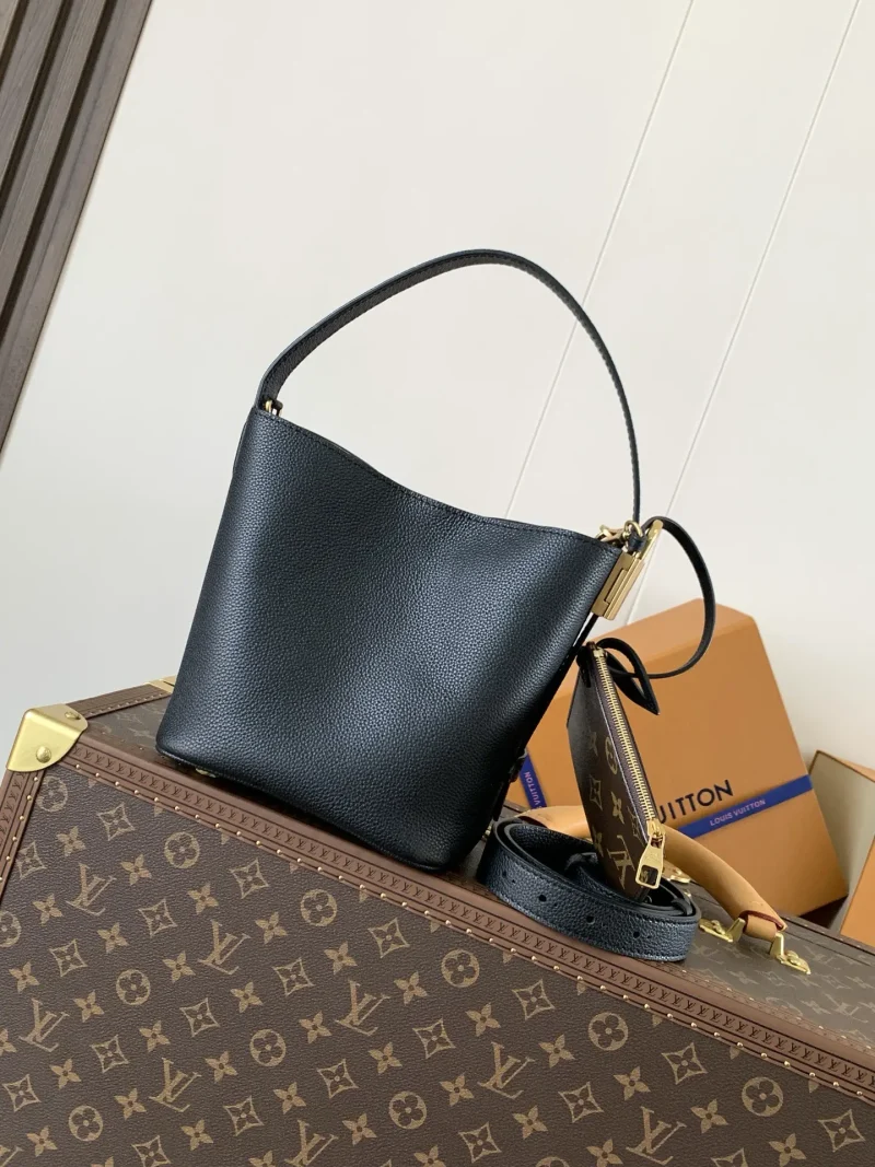 BB Handbag 18 x 12 x 16 Grain Cowhide (H x W x L) Black