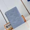 Embossed zip-up leather wallet 9 x 11.5 x 1.5 cm (length x height x width)