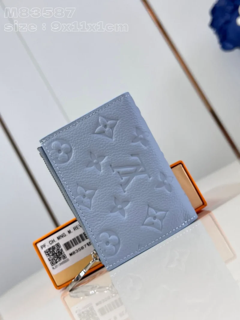Embossed zip-up leather wallet 9 x 11.5 x 1.5 cm (length x height x width)