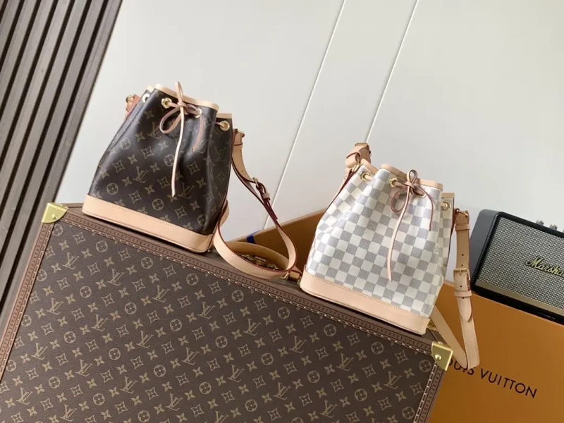 Noé BB Bucket Bag: 24 x 15 x 22 cm (H x W x L)