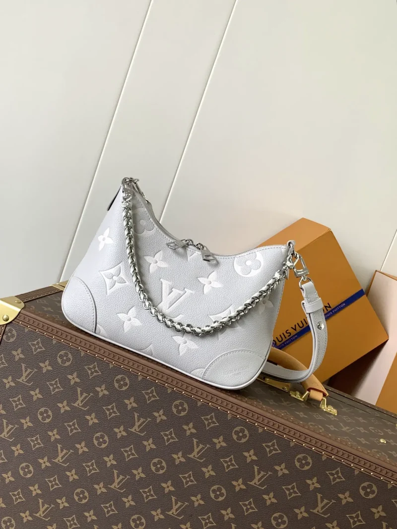 Silver chain leather shoulder bag, gray. 16 x 9.5 x 29 cm (height x width x length)