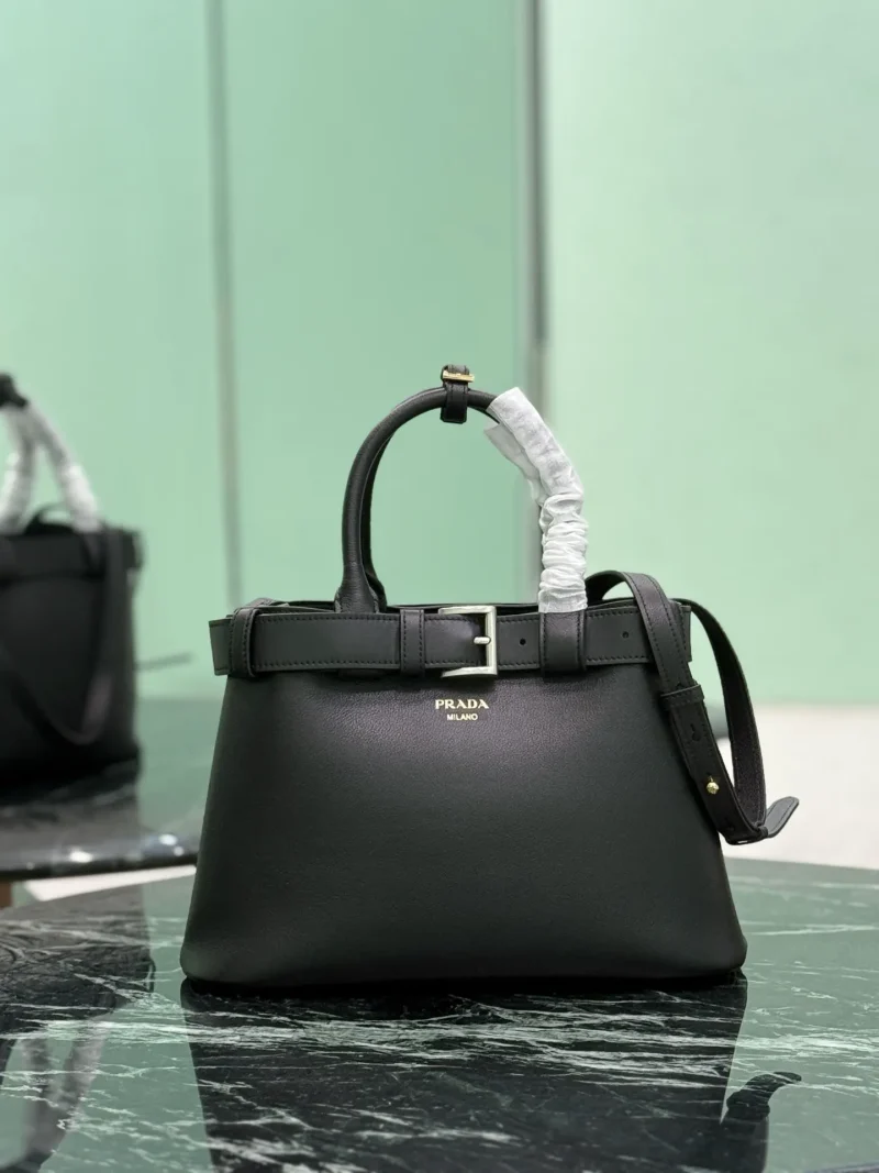 Small black drawstring handbag Size: 32 x 23 x 11 cm