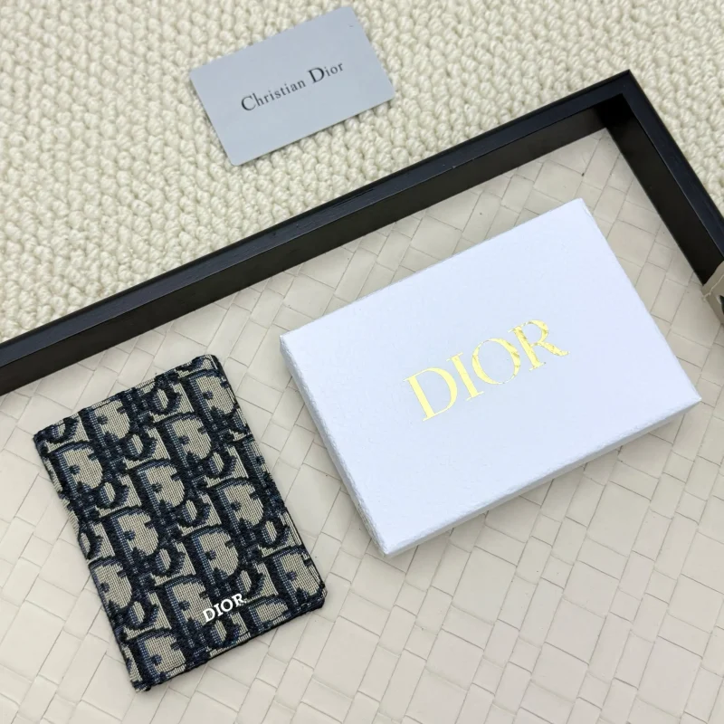Bi-fold cowhide business card holder