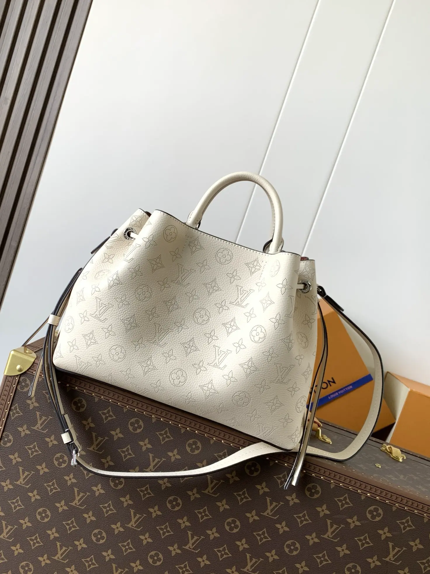 Bella Tote: 32.0 x 23.0 x 13.0 cm (L x H x W)10.jpg