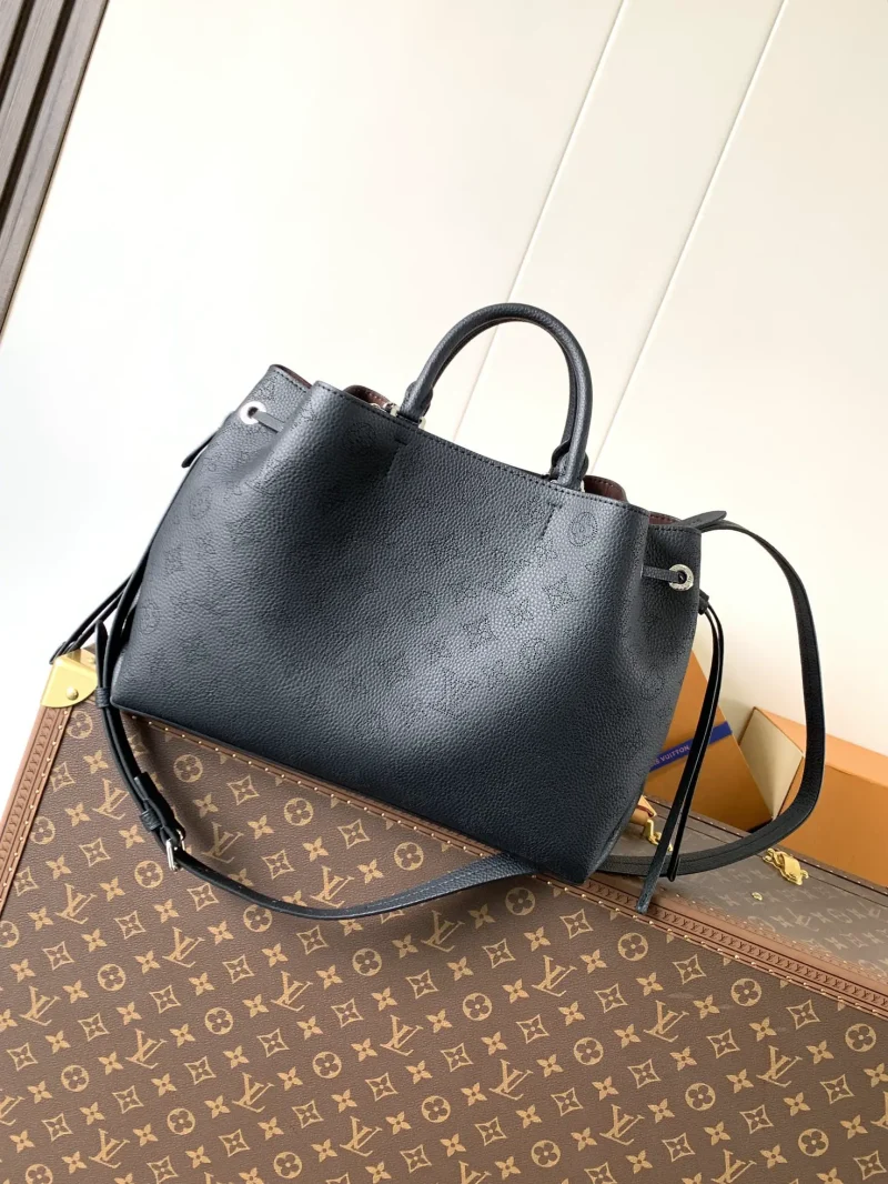 Bella Tote: 32.0 x 23.0 x 13.0 cm (L x H x W)