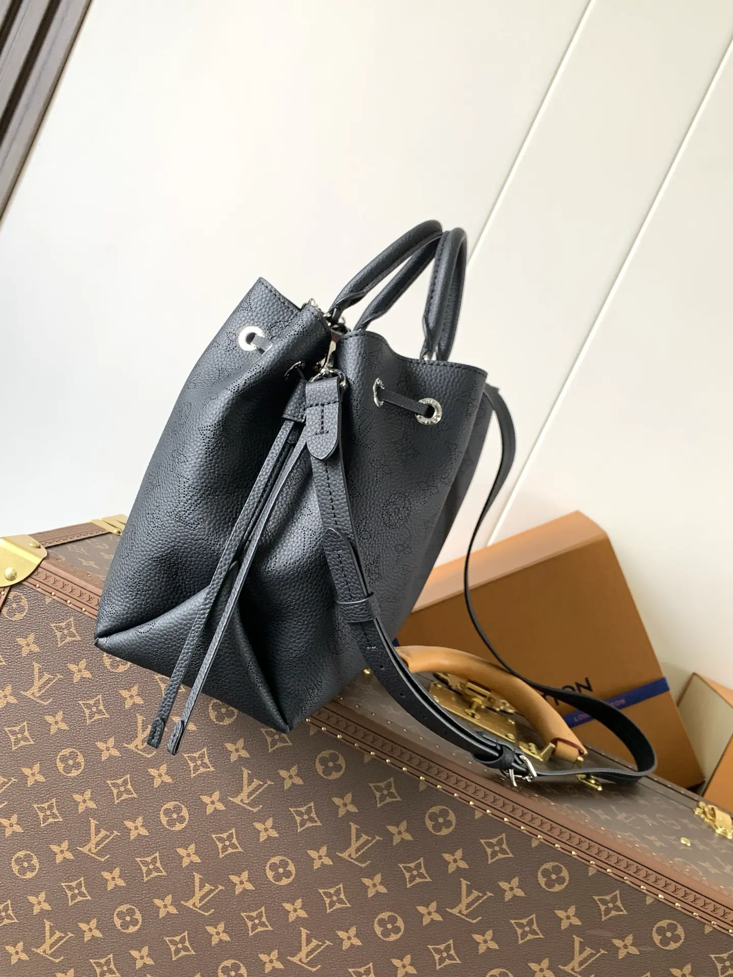 Bella Tote: 32.0 x 23.0 x 13.0 cm (L x H x W)9.jpg