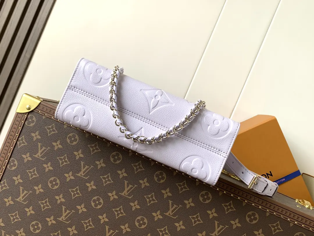 OnTheGo East West Bag Dimensions: 25.0 x 13.0 x 10.0 cm (L x H x W)3.jpg