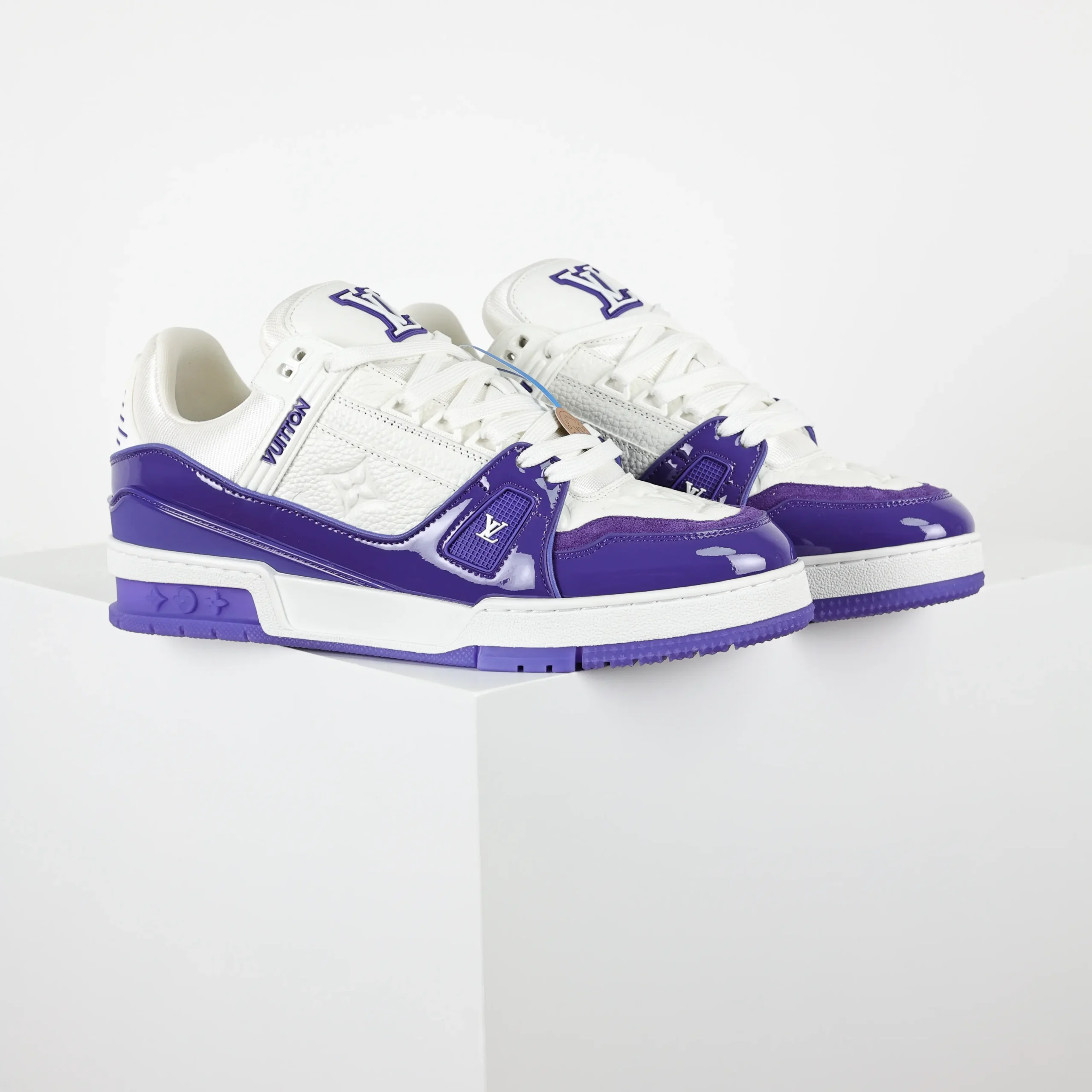 Trainer-Sneaker aus violettem genarbtem Kalbsleder und Lackleder mit Monogram-Logo1