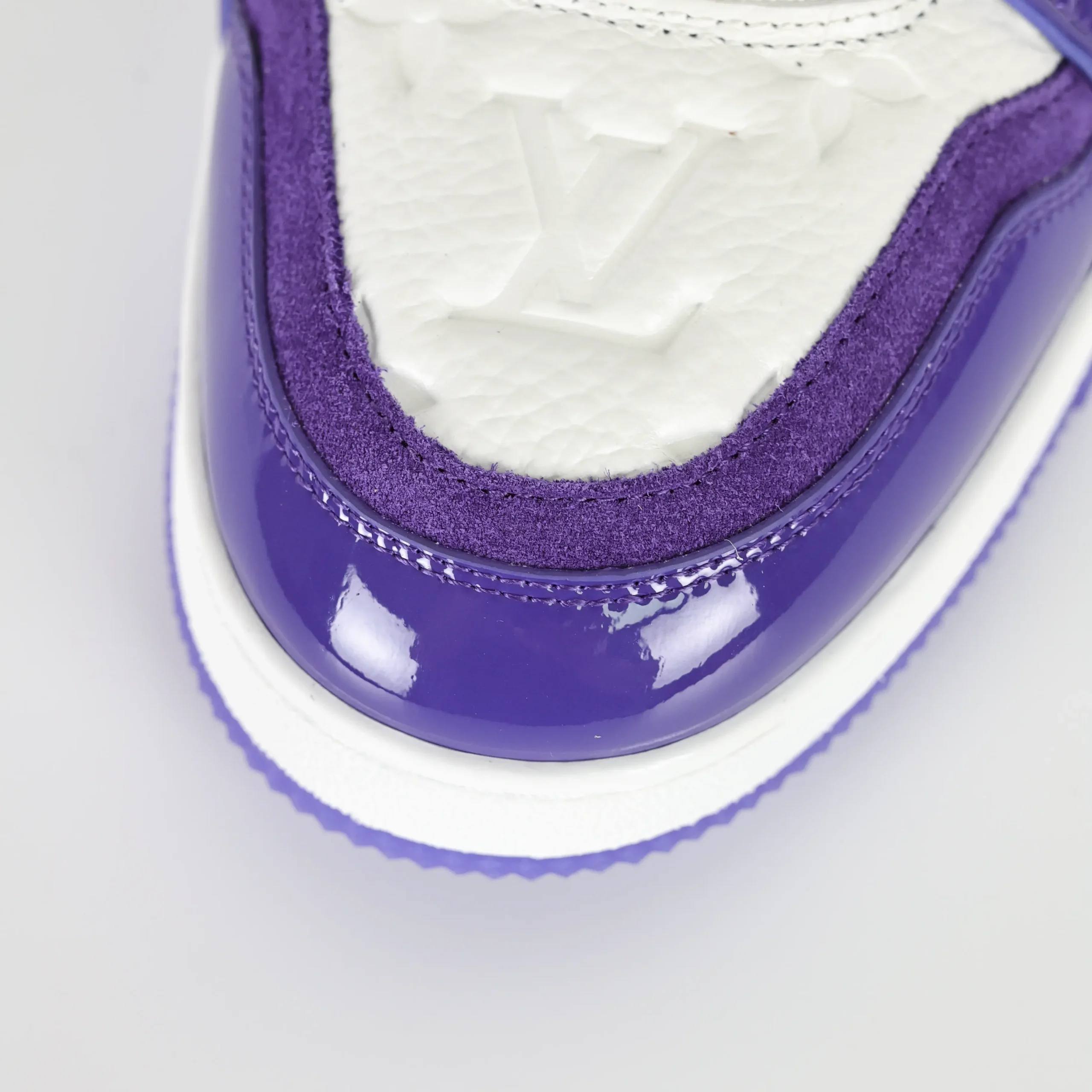 Trainer-Sneaker aus violettem genarbtem Kalbsleder und Lackleder mit Monogram-Logo3