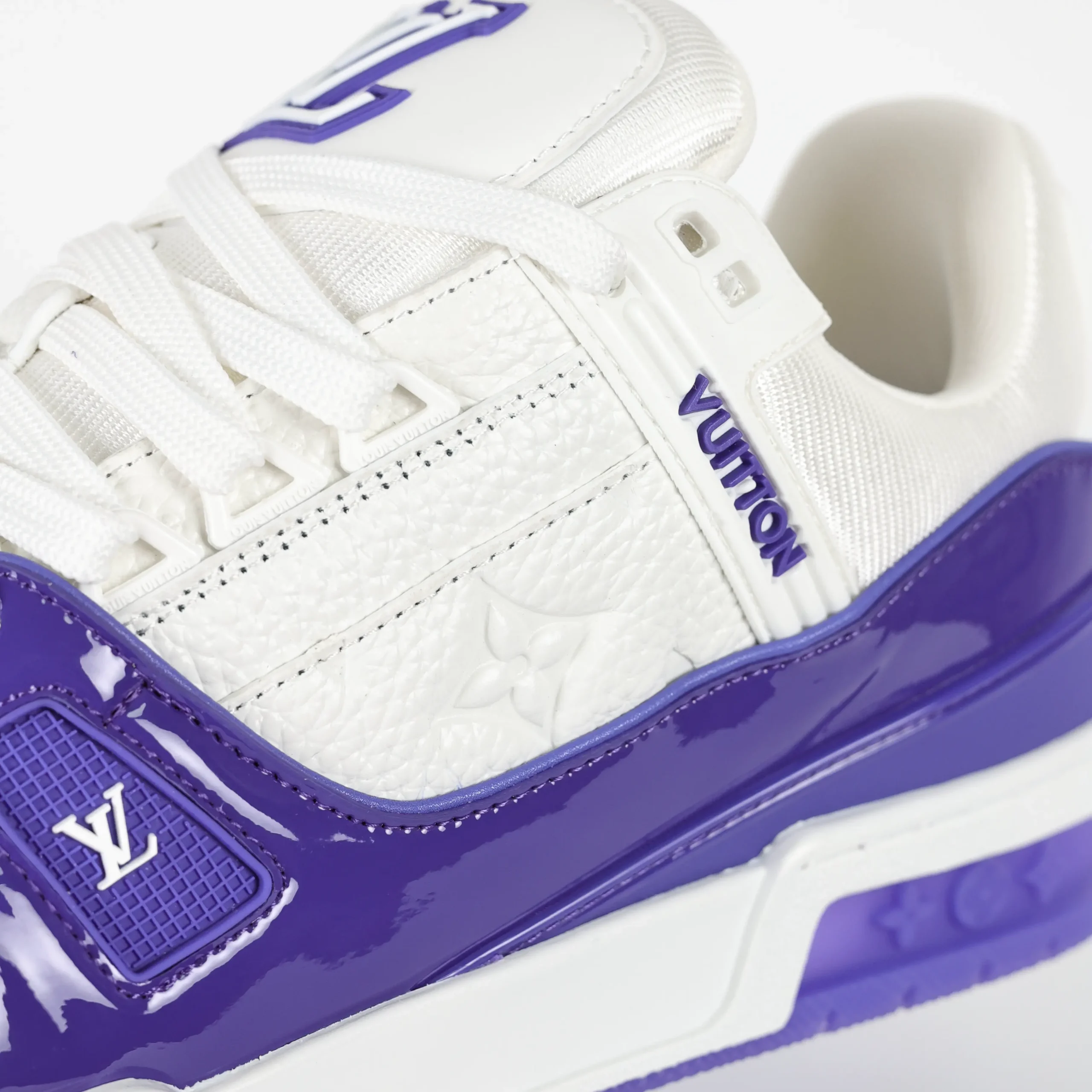 Trainer-Sneaker aus violettem genarbtem Kalbsleder und Lackleder mit Monogram-Logo7