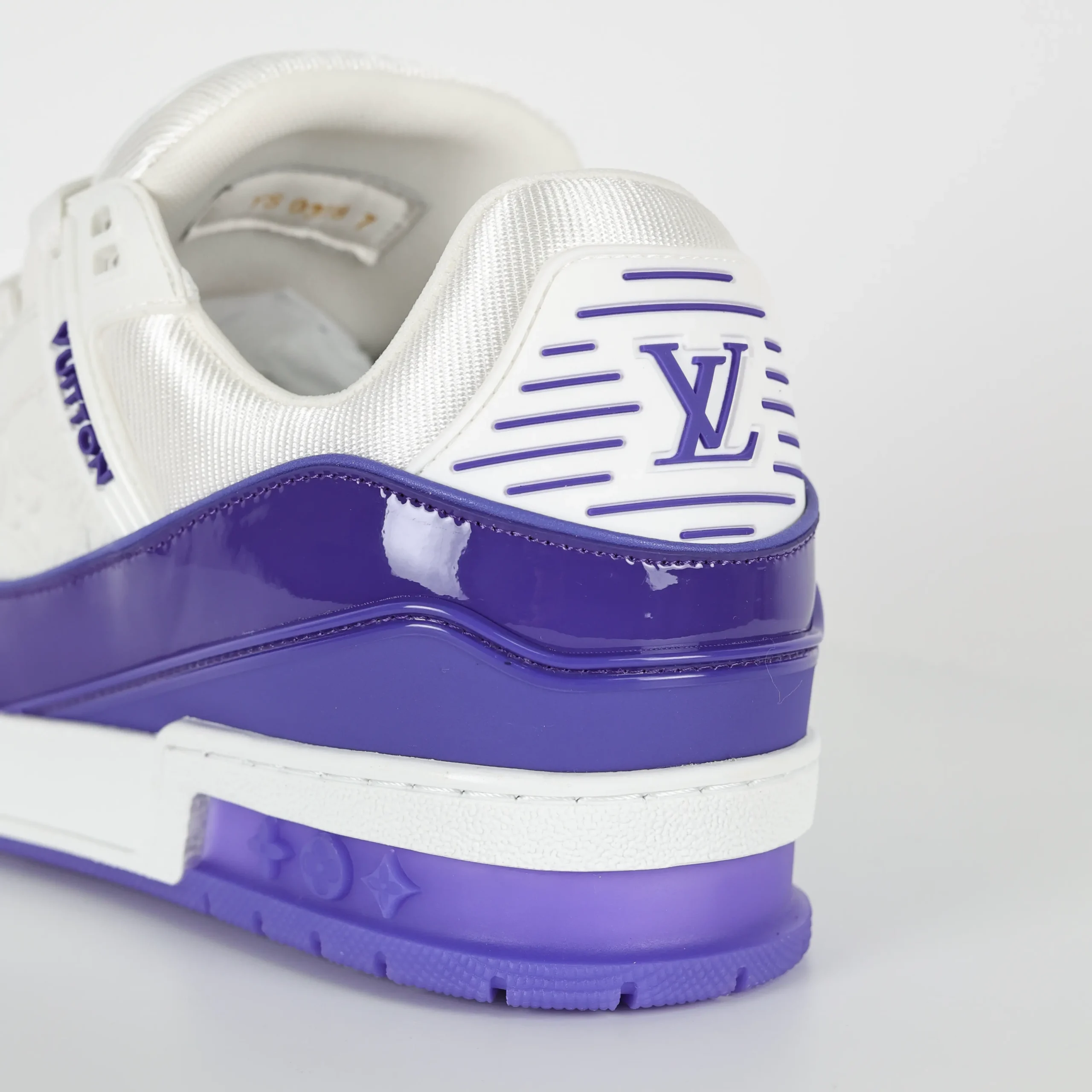 Trainer-Sneaker aus violettem genarbtem Kalbsleder und Lackleder mit Monogram-Logo8