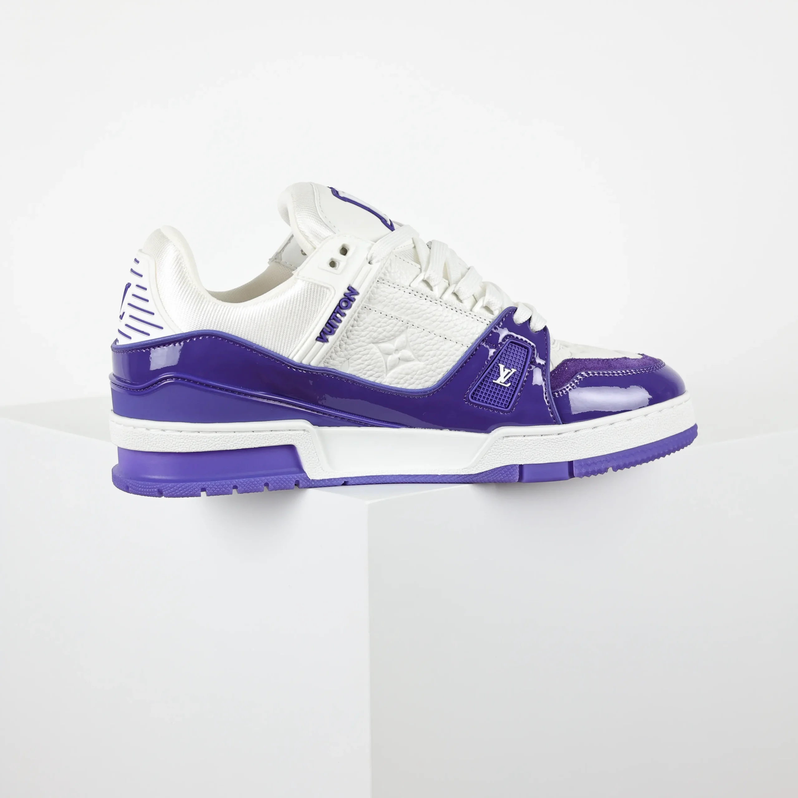 Trainer-Sneaker aus violettem genarbtem Kalbsleder und Lackleder mit Monogram-Logo9