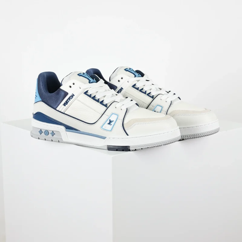 Low sneakers in blue and white