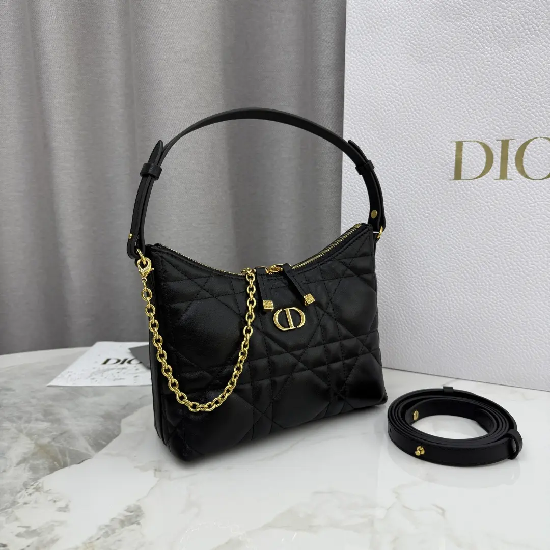 Miss Caro Chain Bag, Black. Dimensions: 21 x 17 x 7 cm (Length x Height x Width)1