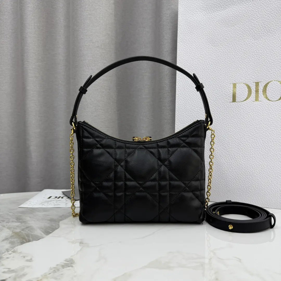 Miss Caro Chain Bag, Black. Dimensions: 21 x 17 x 7 cm (Length x Height x Width)3