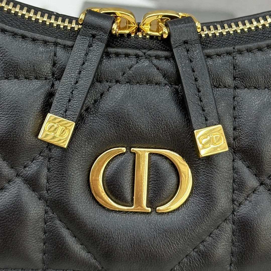 Miss Caro Chain Bag, Black. Dimensions: 21 x 17 x 7 cm (Length x Height x Width)5