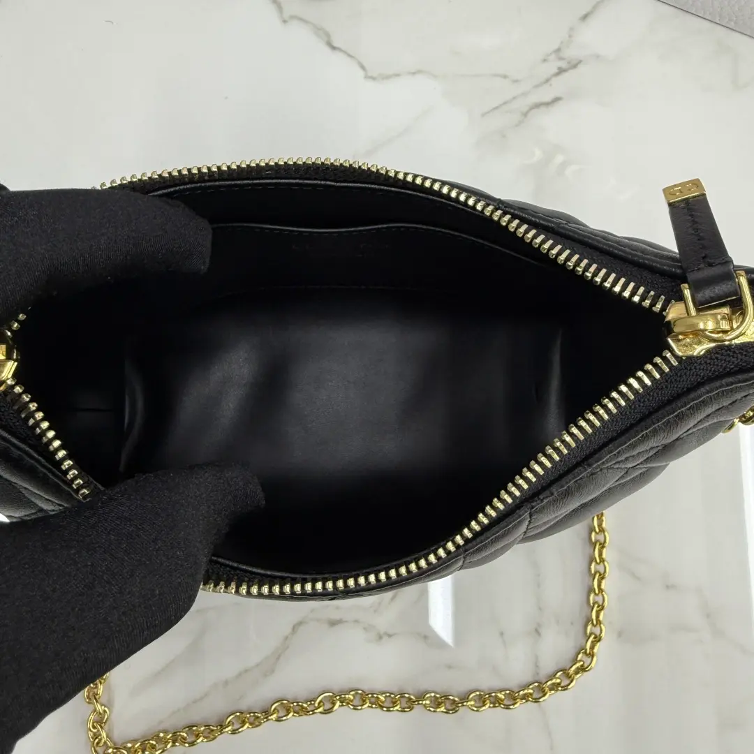 Miss Caro Chain Bag, Black. Dimensions: 21 x 17 x 7 cm (Length x Height x Width)7