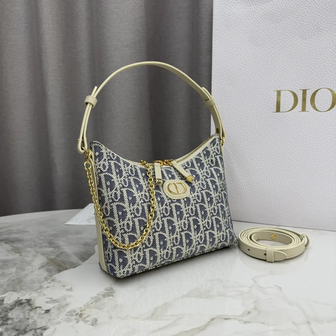 Miss Caro chain handbag, made of raffia cloth.1