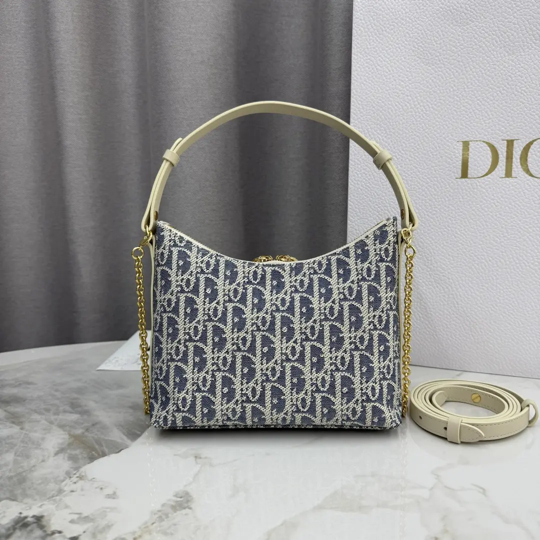 Miss Caro chain handbag, made of raffia cloth.3