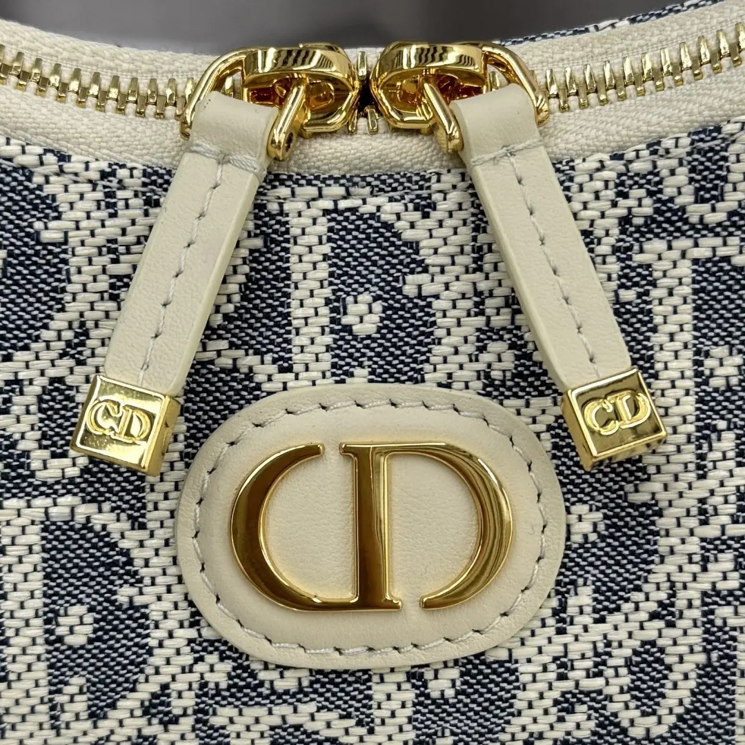 Miss Caro chain handbag, made of raffia cloth.4