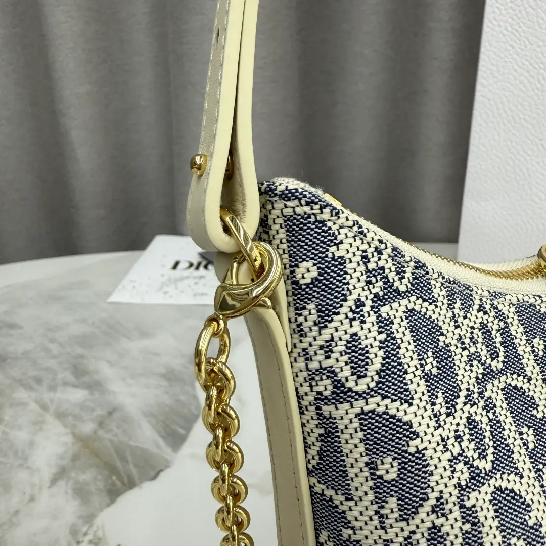 Miss Caro chain handbag, made of raffia cloth.5