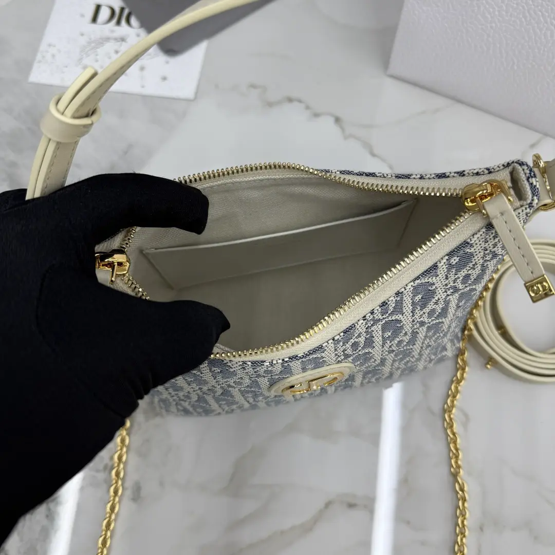 Miss Caro chain handbag, made of raffia cloth.6