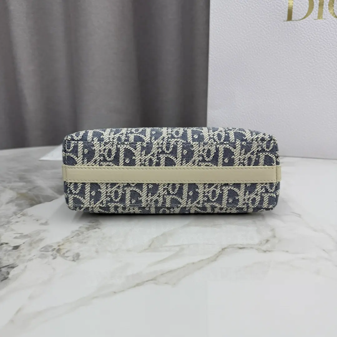 Miss Caro chain handbag, made of raffia cloth.7