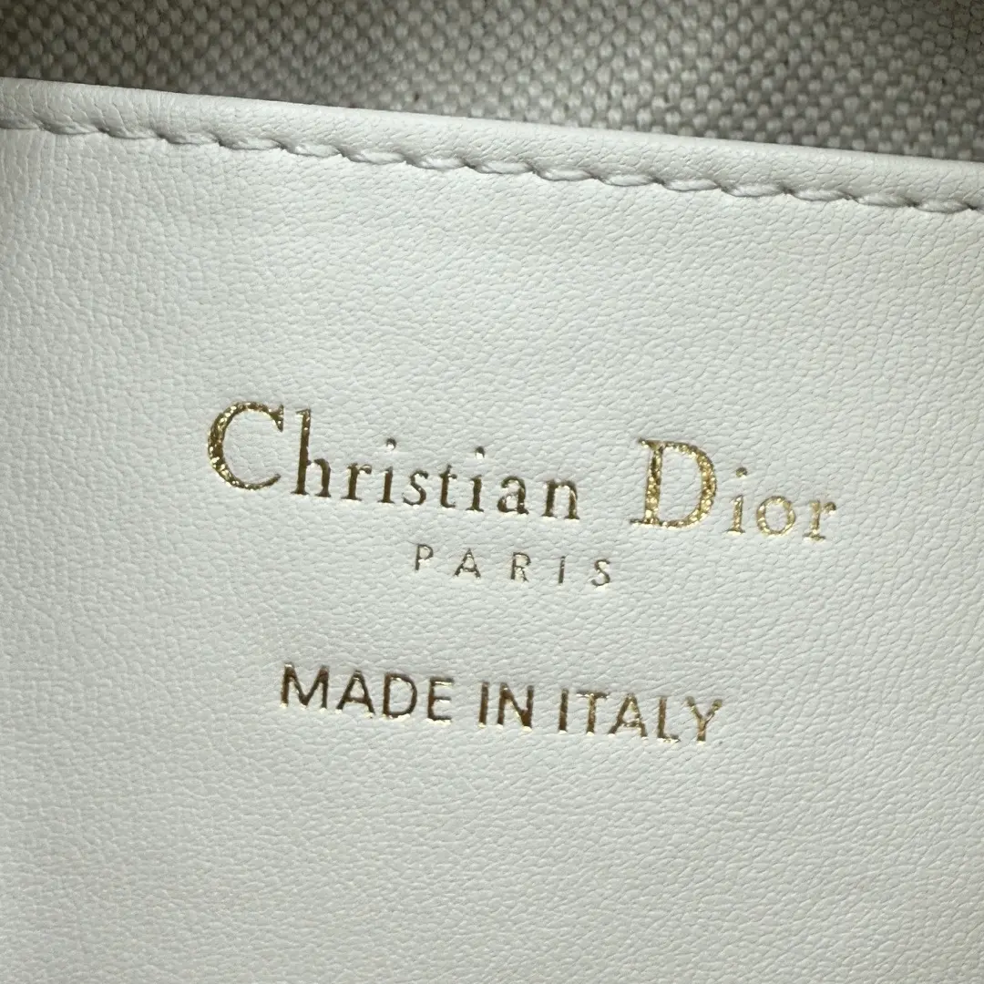 Miss Caro chain handbag, made of raffia cloth.8