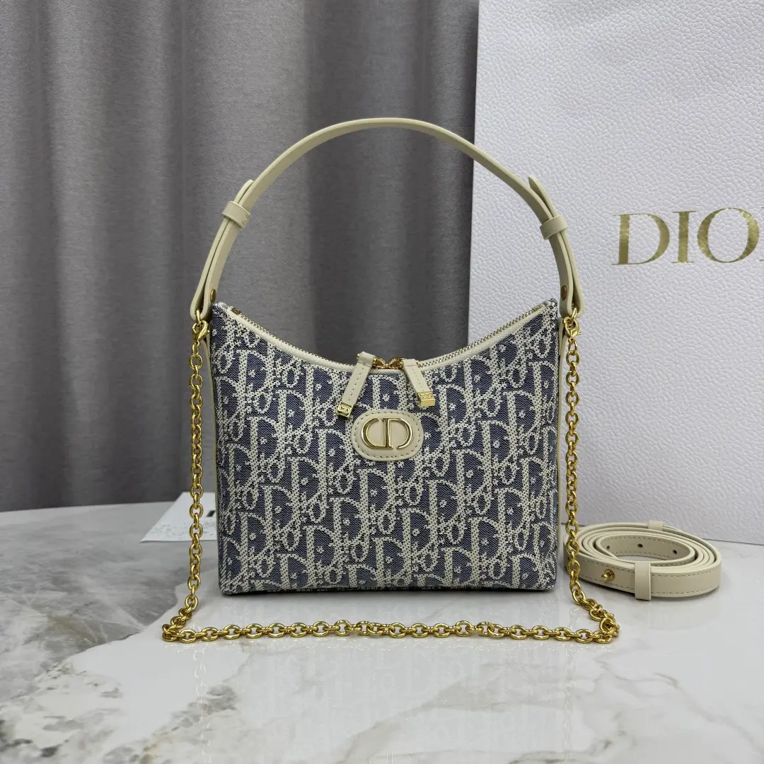 Miss Caro chain handbag, made of raffia cloth.9 Miss Caro chain handbag, made of raffia cloth