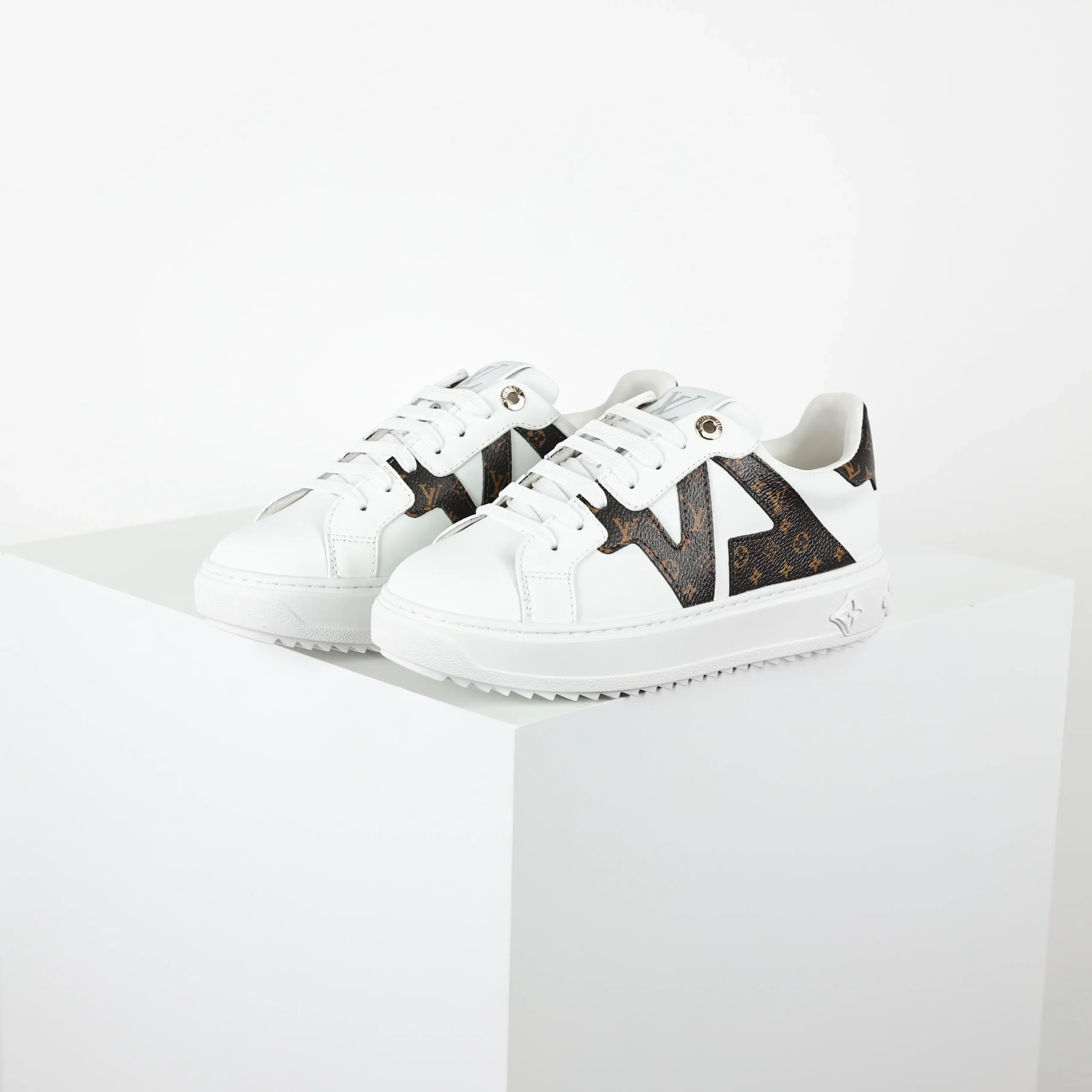 Time Out Sneakers Weißes Monogramm-Blumenmuster1