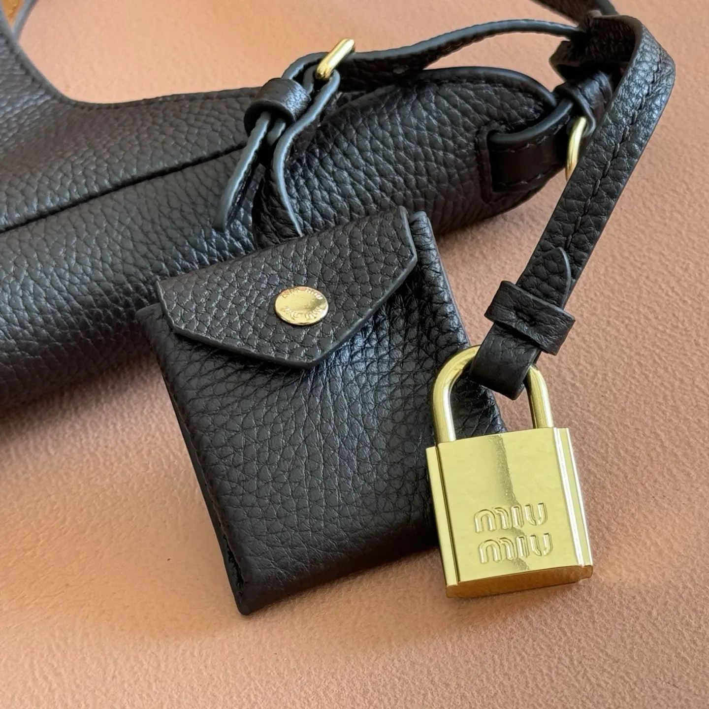 Tote bag, made of top-grade imported cowhide, black. Dimensions: 28 x 22.5 x 12 cm3