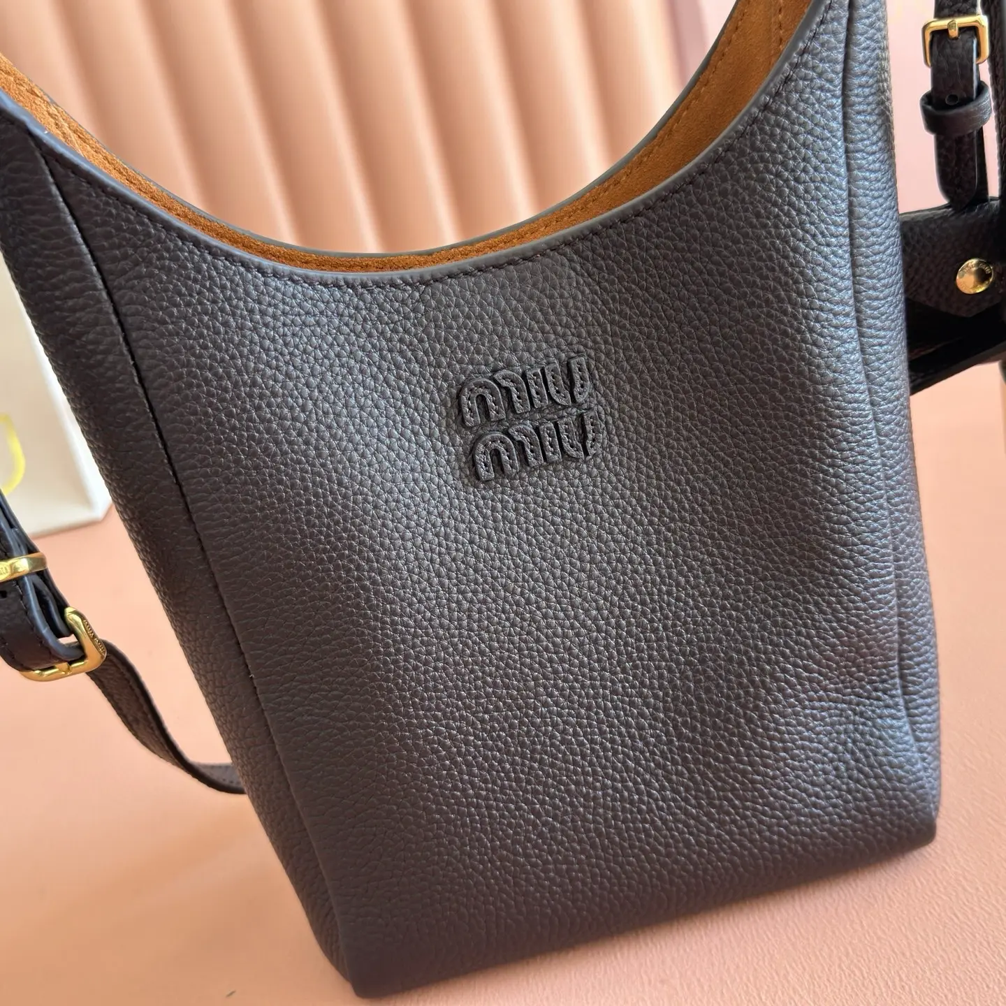 Tote bag, made of top-grade imported cowhide, black. Dimensions: 28 x 22.5 x 12 cm5