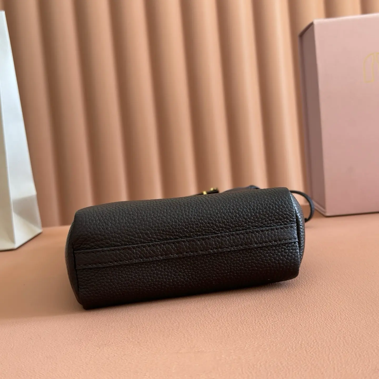 Tote bag, made of top-grade imported cowhide, black. Dimensions: 28 x 22.5 x 12 cm7