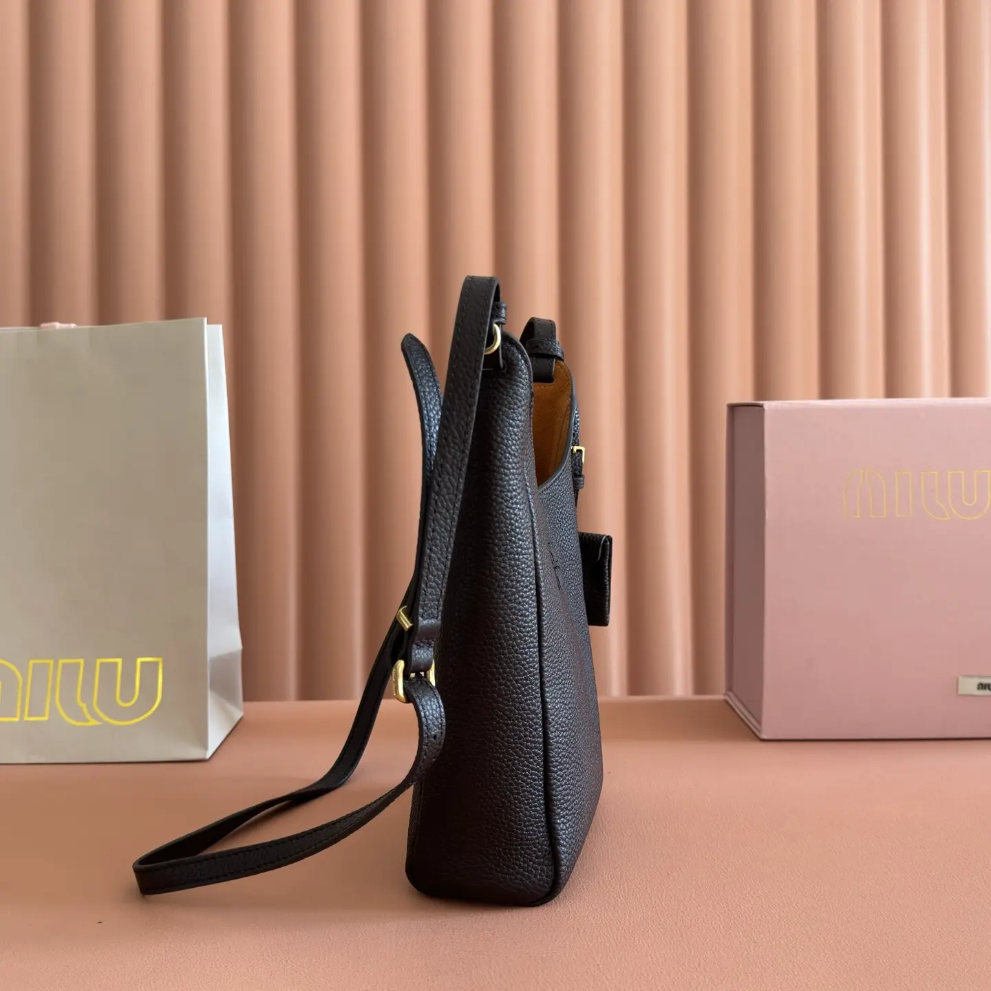 Tote bag, made of top-grade imported cowhide, black. Dimensions: 28 x 22.5 x 12 cm9