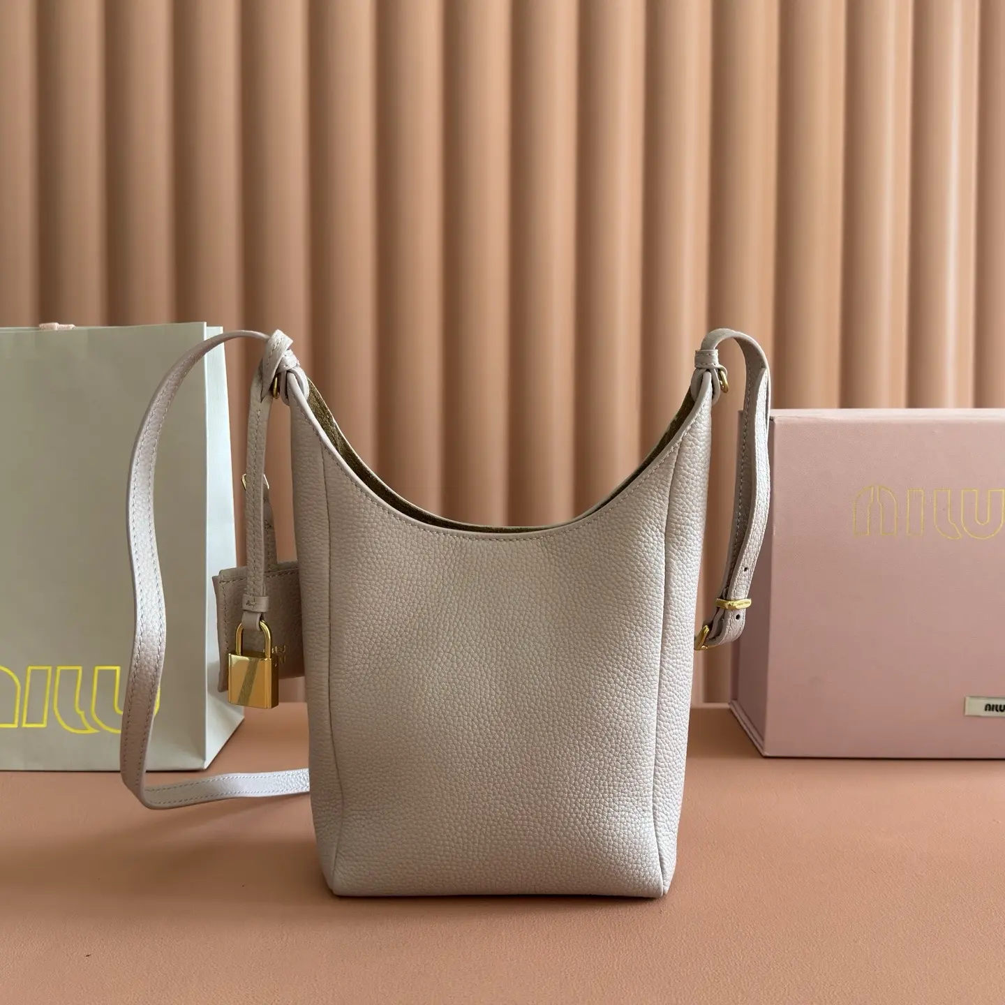 Tote bag made of top-grade imported cowhide9