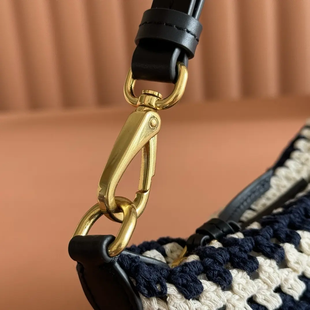 Black and white wool lunchbox bag. Dimensions: Base length 19cm, opening width 25.5cm, height 14cm, bottom width 10cm.6