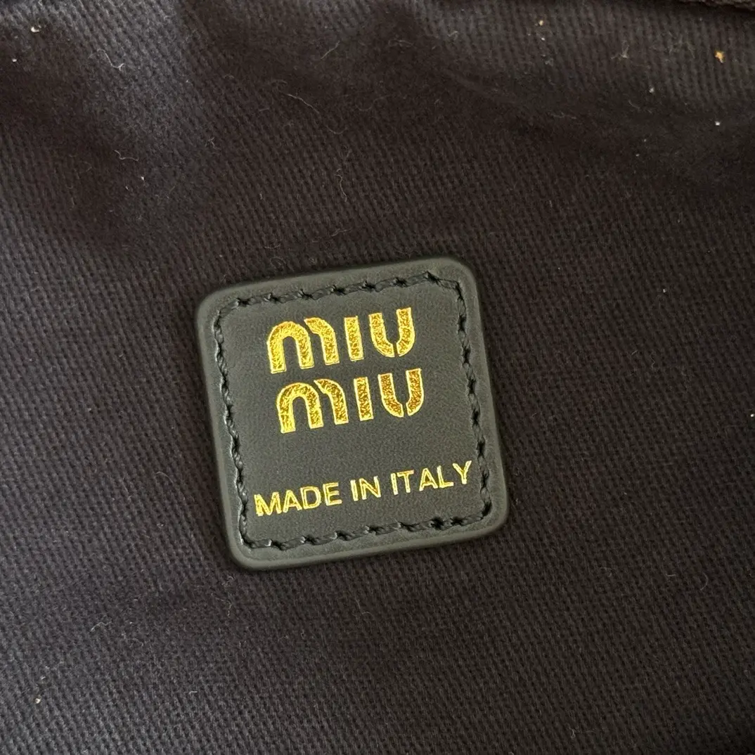 Black and white wool lunchbox bag. Dimensions: Base length 19cm, opening width 25.5cm, height 14cm, bottom width 10cm.7