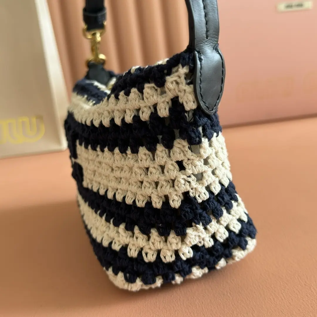 Black and white wool lunchbox bag. Dimensions: Base length 19cm, opening width 25.5cm, height 14cm, bottom width 10cm.8