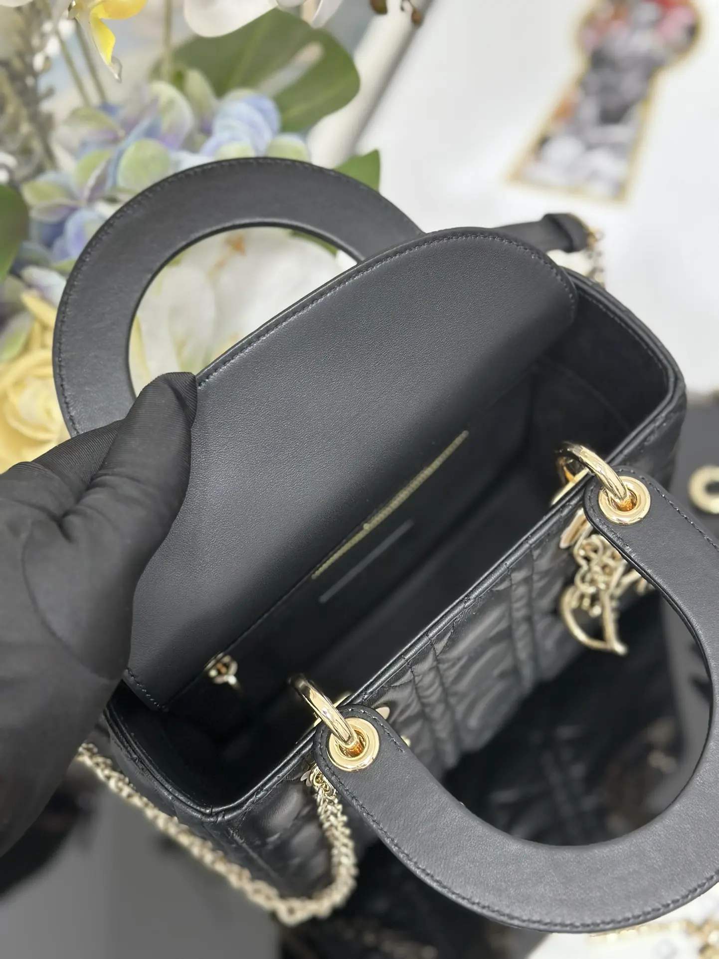 Lady Dior New Four-Compartment Lambskin Leather Chain Handbag, Black. Dimensions: 20 x 17 x 8 cm5