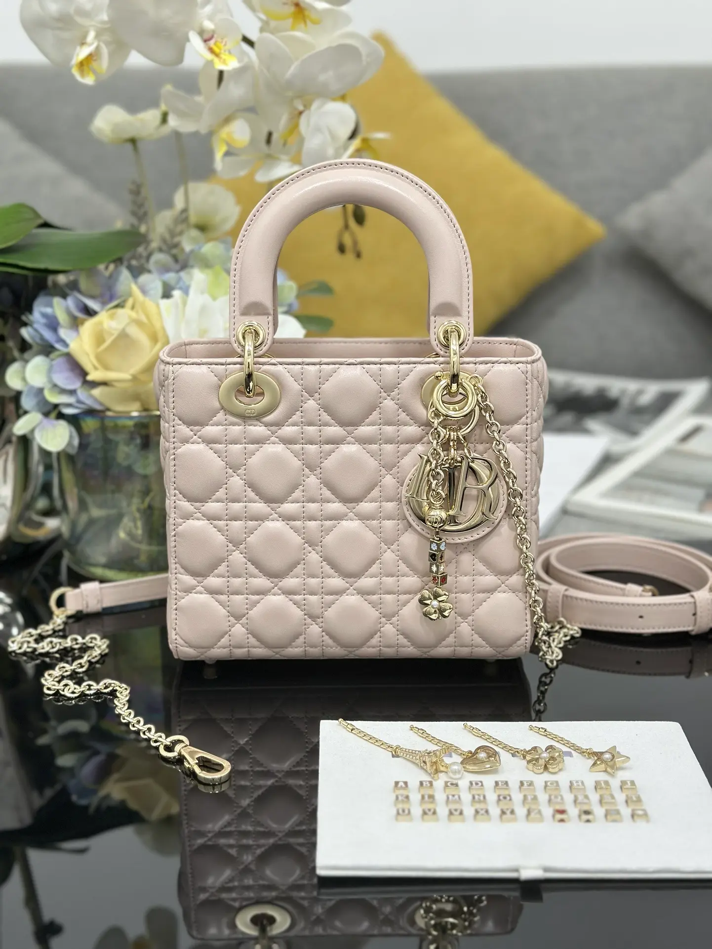 Lady Dior new four-compartment lambskin leather chain handbag, pink Lady Dior new four-compartment lambskin leather chain handbag, pink