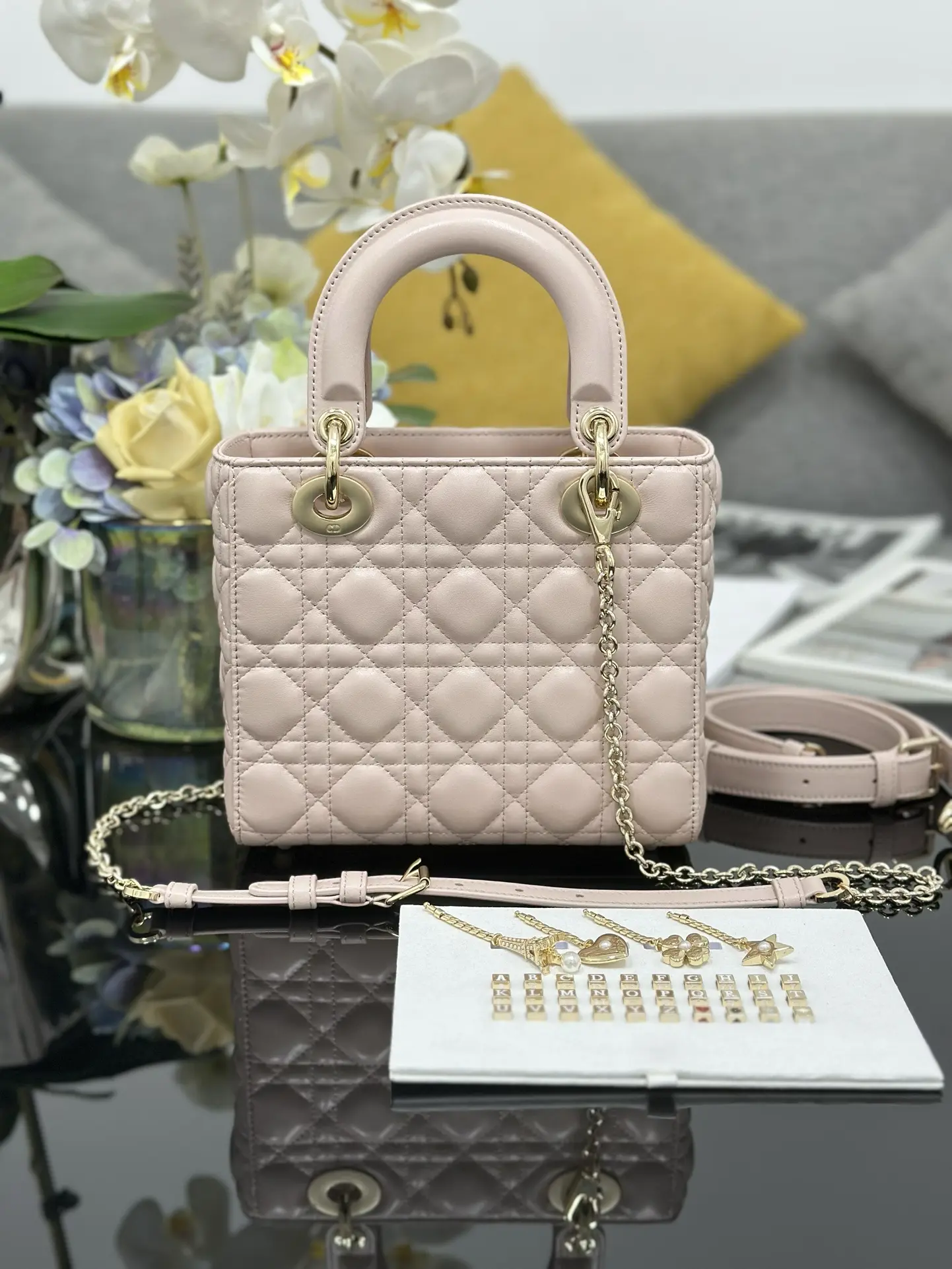 Lady Dior new four-compartment lambskin leather chain handbag, pink. Dimensions: 20 x 17 x 8 cm2