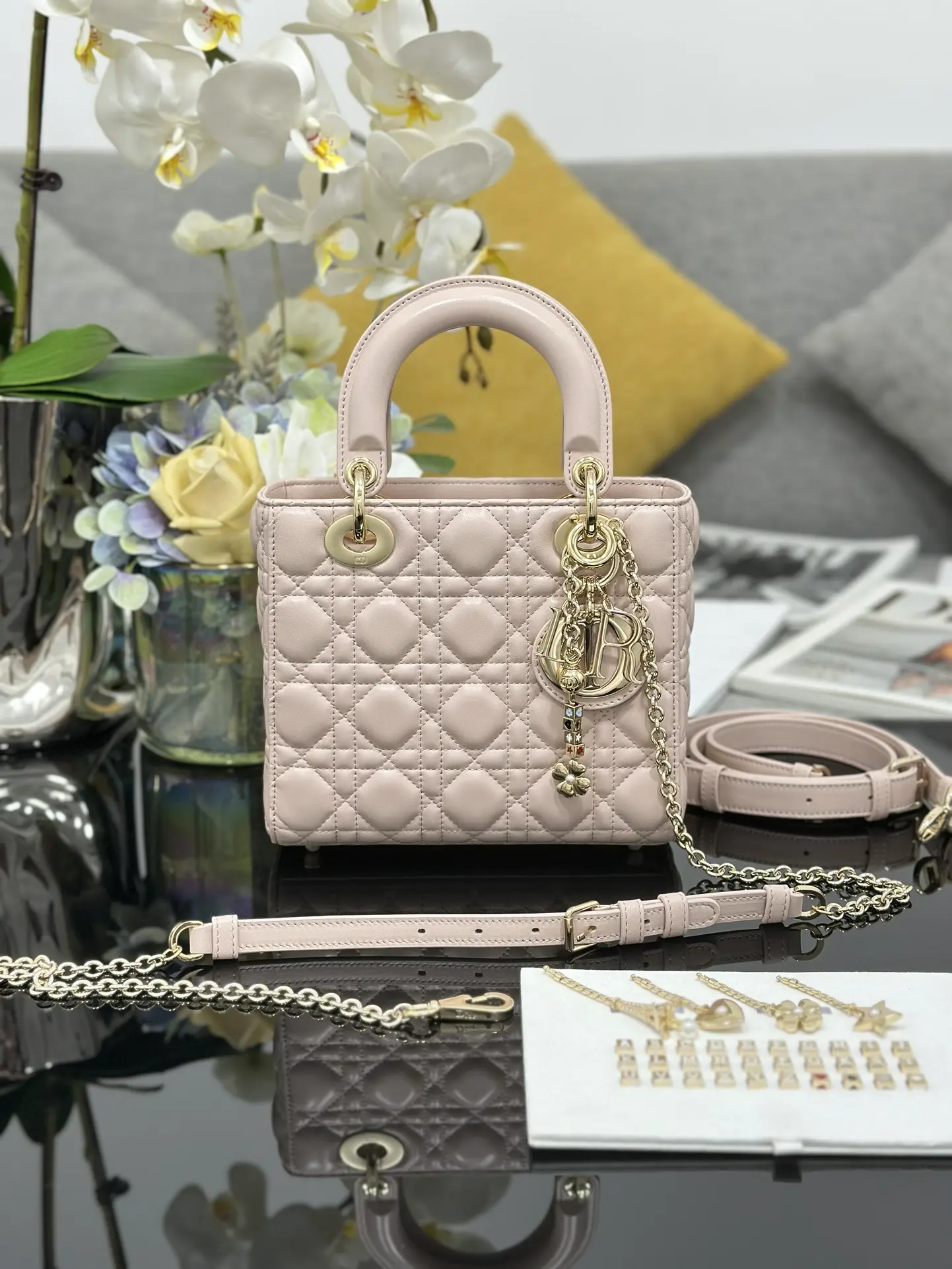 Lady Dior new four-compartment lambskin leather chain handbag, pink. Dimensions: 20 x 17 x 8 cm3