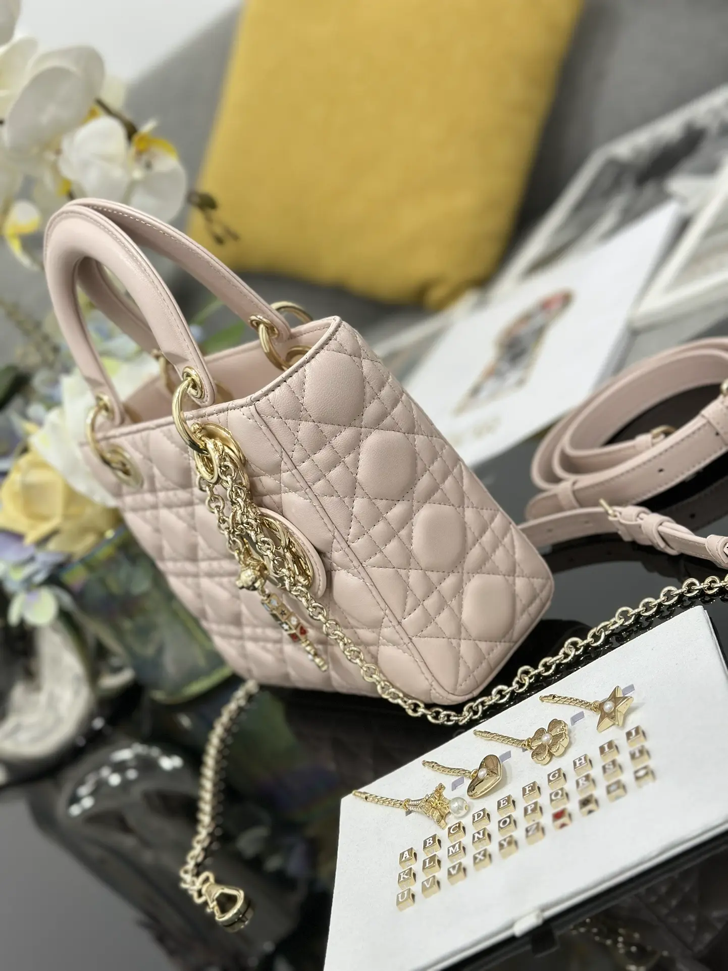 Lady Dior new four-compartment lambskin leather chain handbag, pink. Dimensions: 20 x 17 x 8 cm4