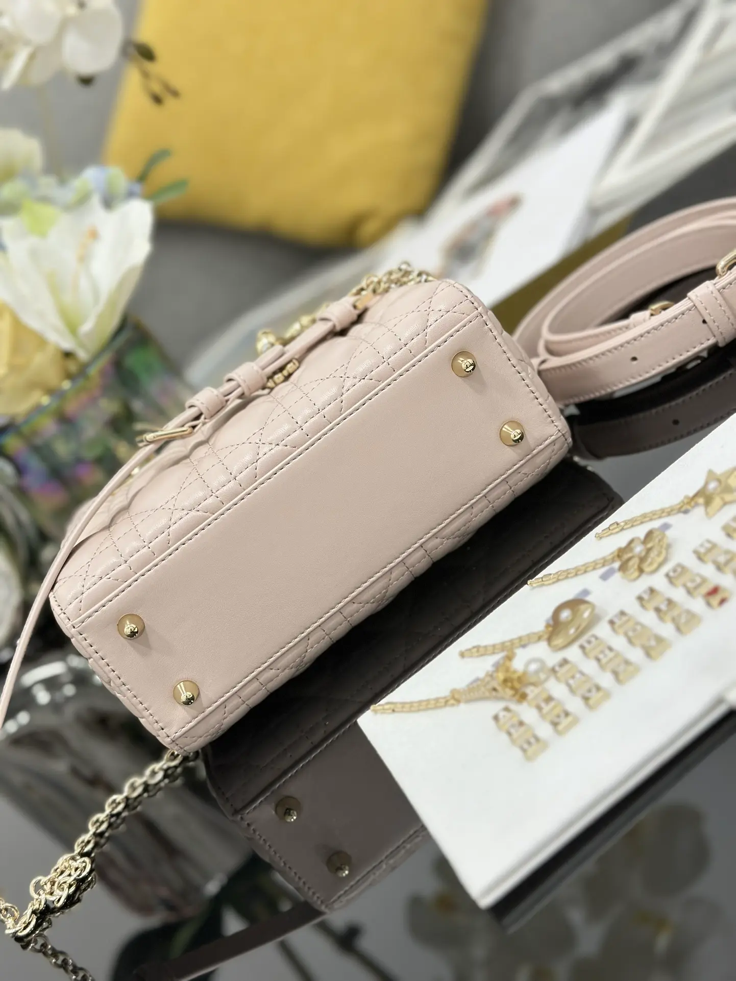 Lady Dior new four-compartment lambskin leather chain handbag, pink. Dimensions: 20 x 17 x 8 cm7